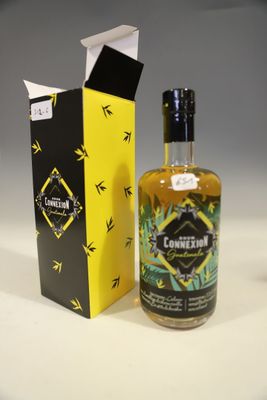 une image représentant une bouteille d'alcool à côté d'une boîte