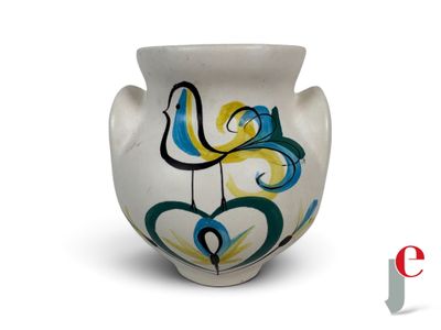 un vase blanc orné d'un motif bleu et jaune