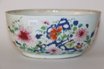 un bol blanc orné d'un motif floral bleu et rouge