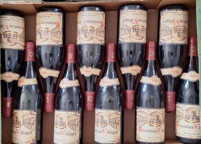 des bouteilles de vin rouge dans une boîte en carton, avec des étiquettes dessus