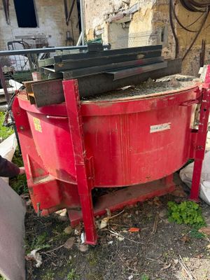 une machine rouge posée sur le sol