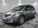la voiture argentée est garée sur un sol en damier dans le garage