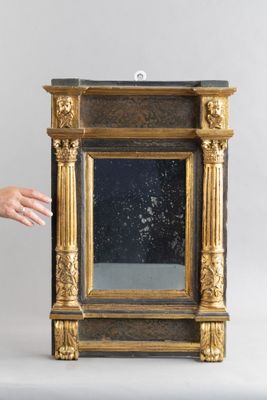 une personne tenant un miroir devant un miroir