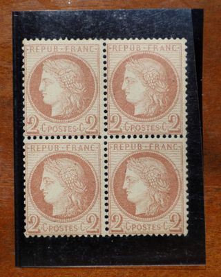 un timbre sur lequel figurent quatre visages de femmes