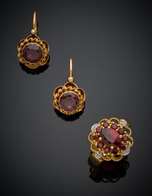 une paire de boucles d'oreilles et de pendentifs en rubis et diamants