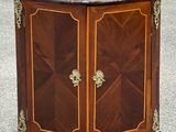 une petite armoire en bois avec un plateau en marbre, posée dans la rue