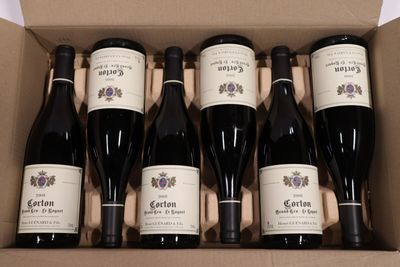 six bouteilles de vin dans un carton sur une table