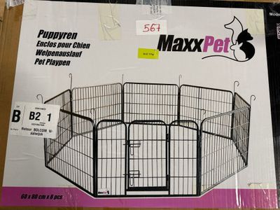 La boîte d'un parc pour chien est exposée à la vente