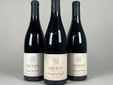 trois bouteilles de vin sont alignées sur une table