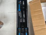 une boîte à outils posée sur une table à côté d'une paire de ciseaux
