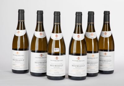 six bouteilles de vin sont alignées sur une surface blanche