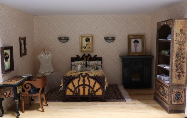 Diorama. Composition miniature, dans une vitrine en bois, vitre e...