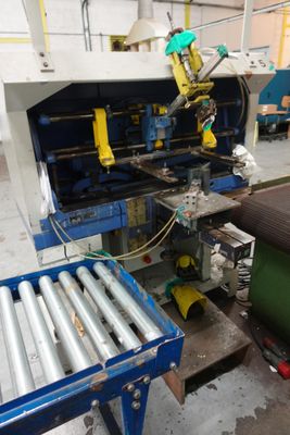 une machine qui travaille sur une pièce de métal