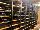de nombreuses bouteilles de vin sur les étagères de la cave à vin