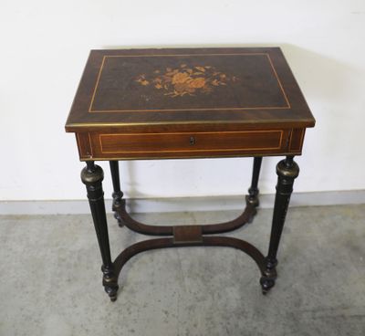 une petite table surmontée d'un tiroir