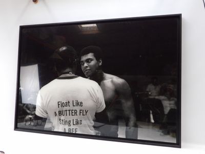 une photo en noir et blanc d'un homme et d'une femme sur un ring de boxe