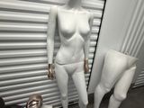 trois mannequins devant un mur, coiffés d'un casque