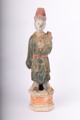 une statue représentant un homme coiffé d'un chapeau et tenant un livre