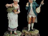 paire de figurines représentant un homme et une femme avec des instruments de musique