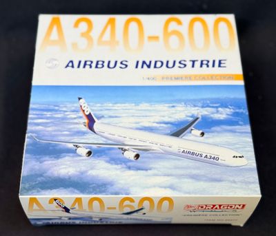 une boîte sur laquelle est représenté un avion dans le ciel