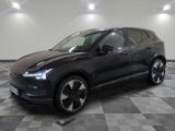 Le nouveau SUV Volvo est garé sur un sol à damier.