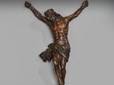 une statue de Jésus sur la croix accrochée à un mur