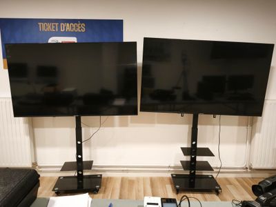 deux téléviseurs posés sur une table