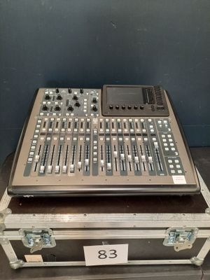 un étui sur le dessus duquel se trouve une table d'harmonie