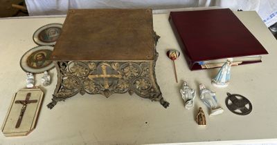 une table sur laquelle se trouvent un livre, une bibliothèque et d'autres objets