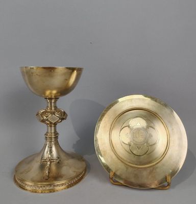 une paire de bougeoirs en argent plaqué et un calice en argent plaqué