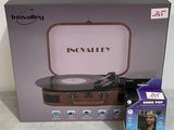 une boîte contenant un tourne-disque et un emballage pour celui-ci