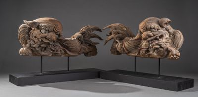 sculptures représentant deux oiseaux posés sur un socle, sur une surface grise