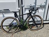 un vélo garé devant un conteneur d'expédition