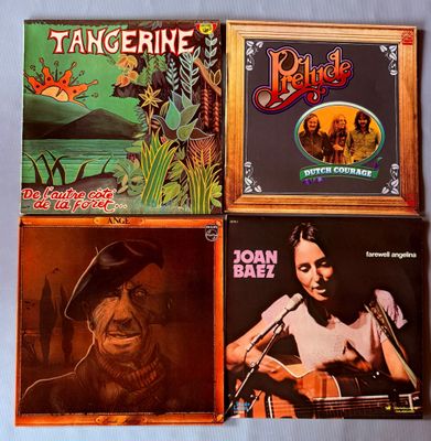 quatre CD de musique country variée sont posés sur une surface bleue