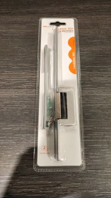 deux stylos et un crayon dans le paquet posé sur la table