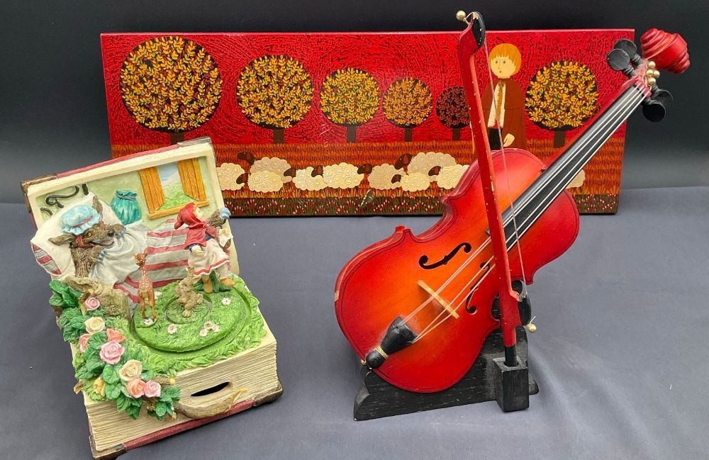 3 boîtes à musique. Elles sont fonctionnelles sauf celle du petit chaperon rouge. Celle représentant un cadre à 2-3 r...