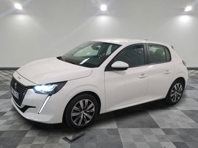 la voiture blanche est garée sur le sol à carreaux d'une pièce