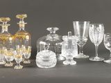 beaucoup de bouteilles en verre et de verres à vin sur la table