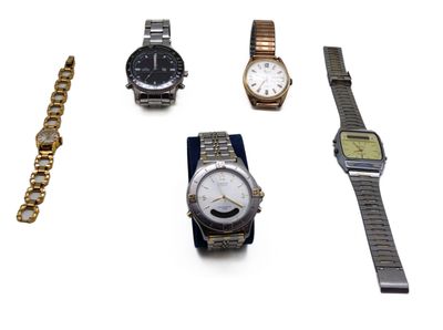 un grand nombre de montres posées sur une table