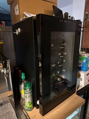 1 cave à vin High On 1 tour réfrigéré 3 portes battantes vit…