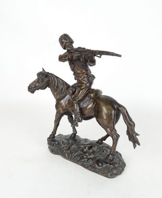 statue en bronze représentant un homme à cheval, une lance posée sur la tête