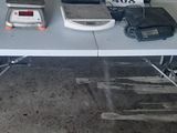 une table sur laquelle se trouvent de nombreux appareils électroniques