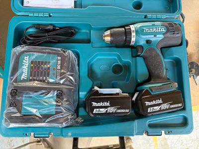 une caisse à outils bleue avec des outils sur une table