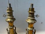 paire de bougies anciennes en laiton posées sur un support muni de chaînes