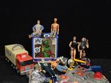 de nombreuses figurines disposées sur une table