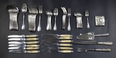 beaucoup de couverts sur une table, avec des fourchettes et des couteaux