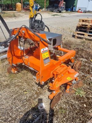 une photo d'une petite machine orange dans une cour