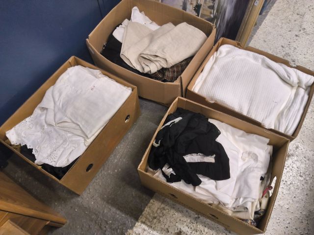 Lot de draps, vêtements et divers anciens. 4 caisses