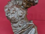 statue d'une femme tenant un bouquet de fleurs sur un fond rouge