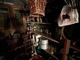 une cuisine avec beaucoup de casseroles et de poêles sur le comptoir